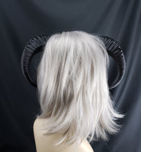 Load image into Gallery viewer, Half Curve Horns